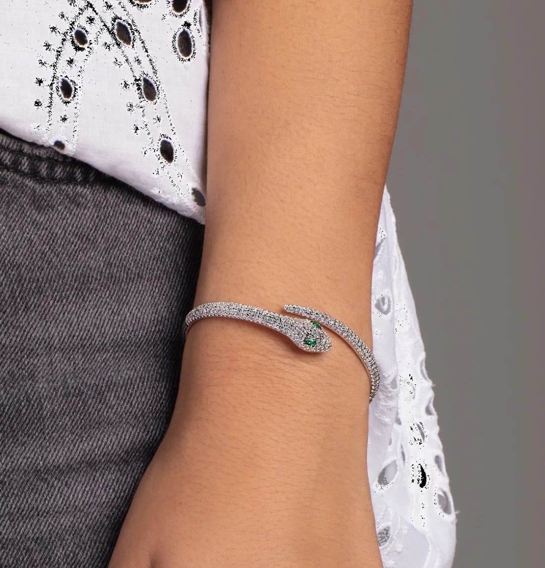 Le garde-temps APM Monaco AB4362XKG-M vu de profil