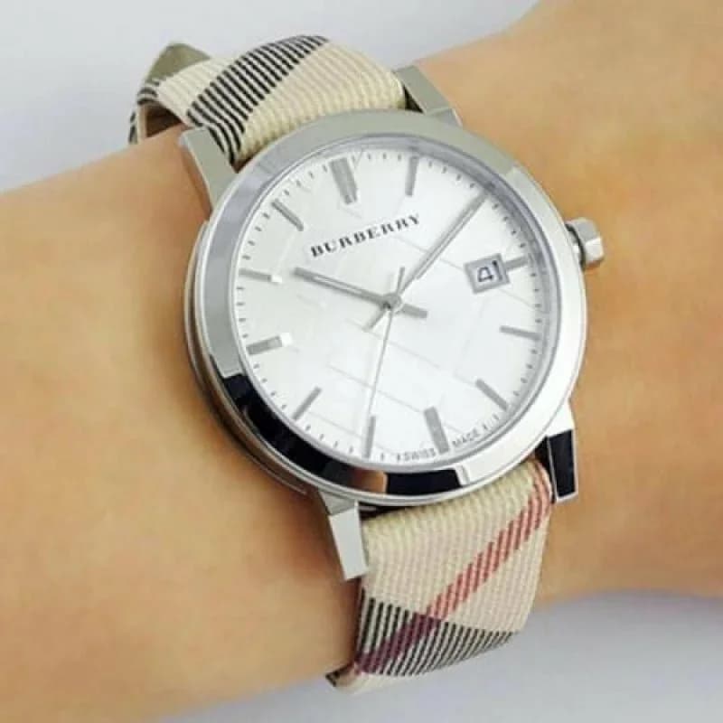 Zoom sur le cadran argent du Burberry BU9022