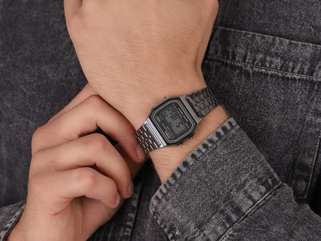 Détail du bracelet acier du Casio A158WETB-ADF