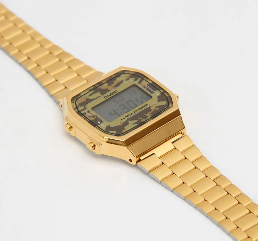 Le garde-temps Casio A168WEGC-5EF vu de profil
