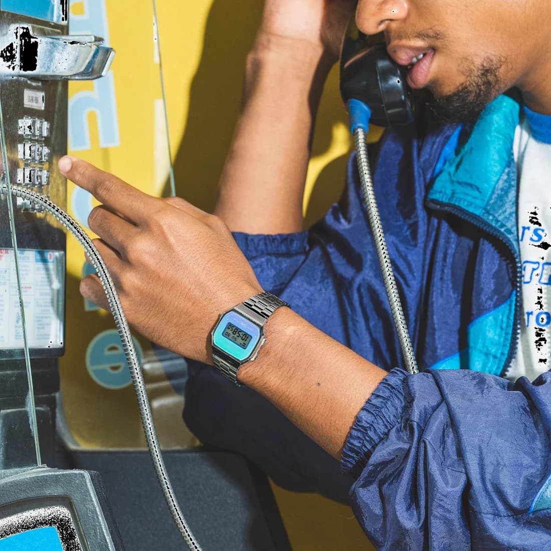 Zoom sur le cadran bleu du Casio A168WER-2AEF