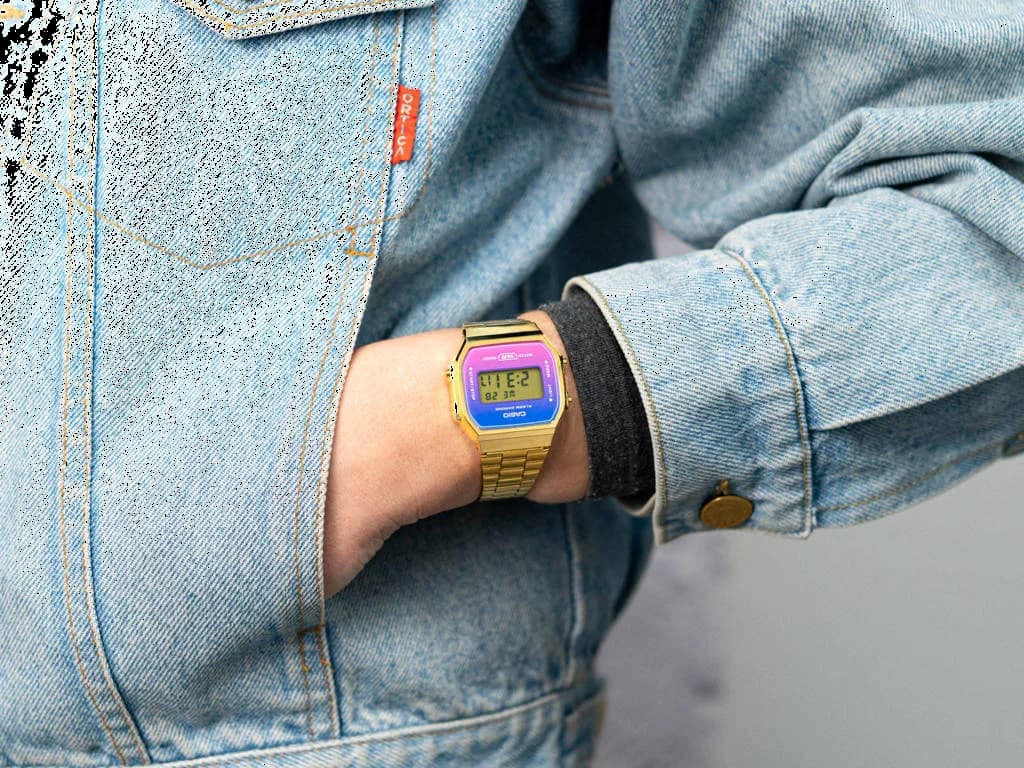 Zoom sur le cadran multicolore du Casio A168WERG-2AEF