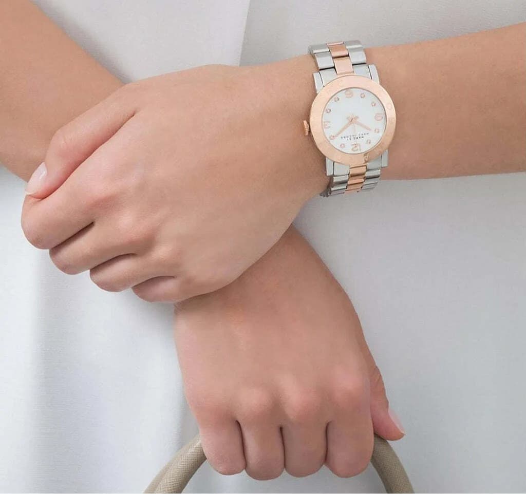 Détail du bracelet acier du Marc Jacobs MBM3194