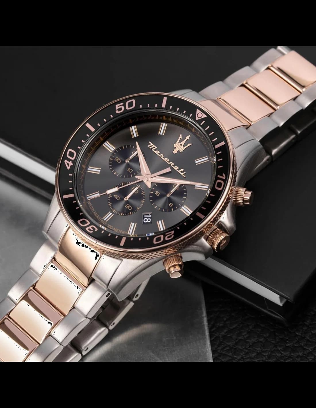 Zoom sur le cadran noir du Maserati R8873640002