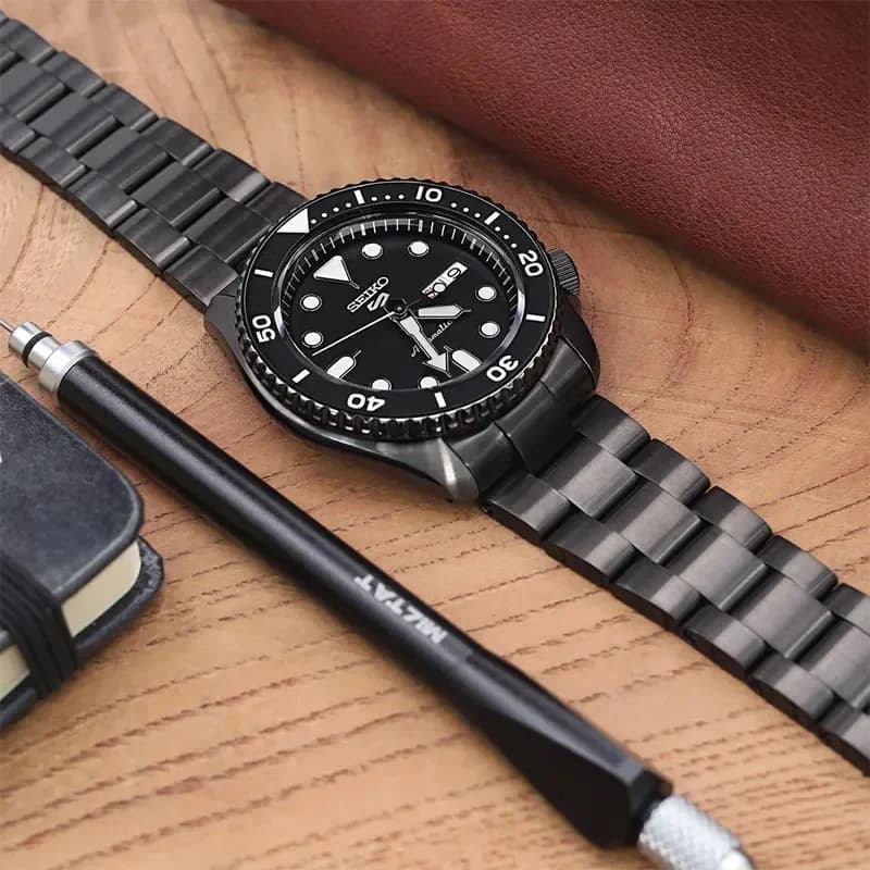 Détail du bracelet acier du Seiko SRPD65K1