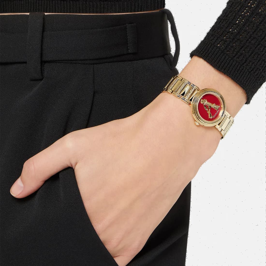 Zoom sur le cadran rouge du Versace VET300321
