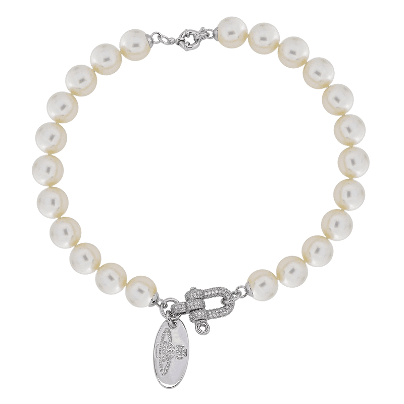 Choker Vivienne Westwood bas relief a grosses perles blanches fermoir incrusté de cristaux