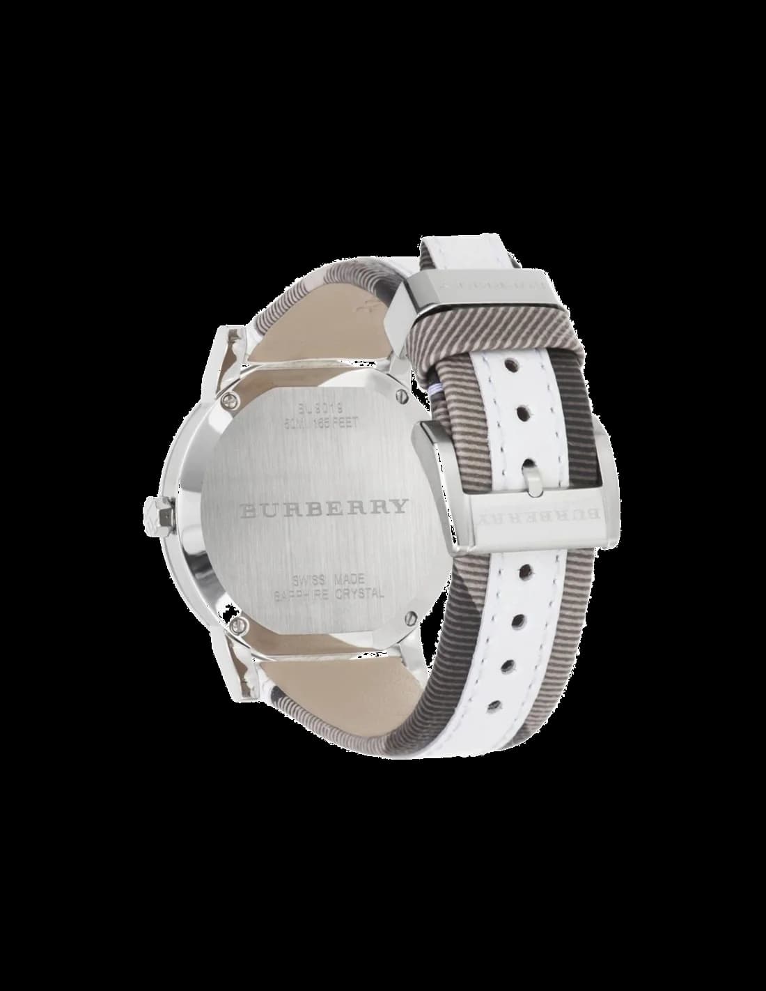Visage cadran Burberry BU9019 dévoile index bâton polis, aiguilles dauphine et guichet date à 3h sur fond argenté
