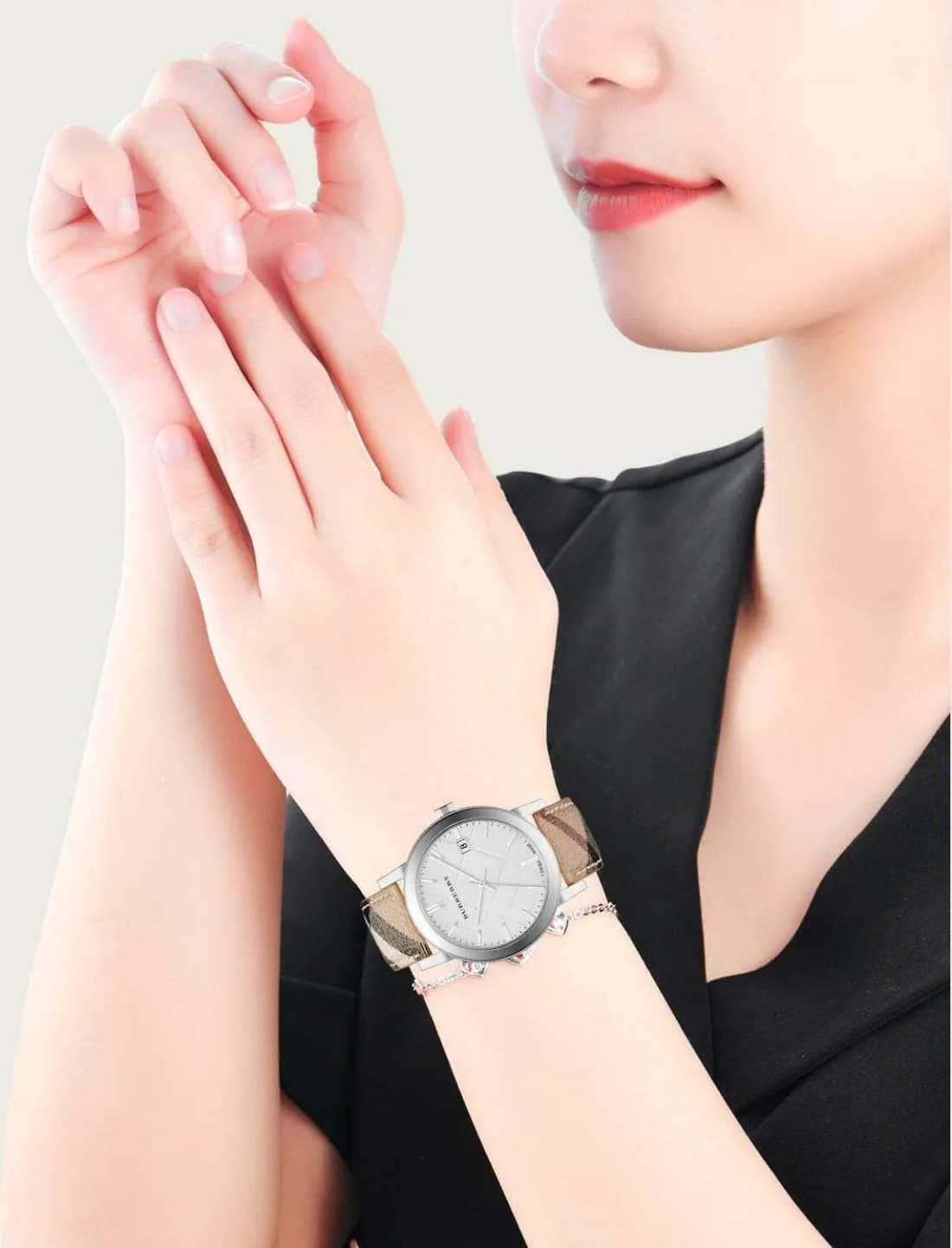 Attache bracelet Burberry BU9025 en cuir monogramme signé avec boucle ardillon en acier inoxydable, fermeture sécurisée