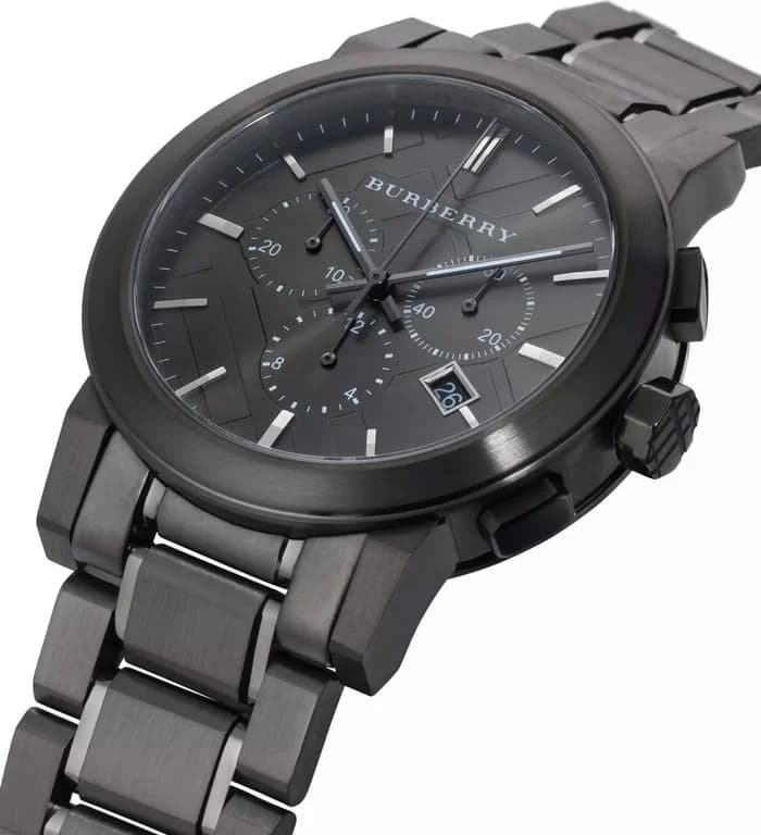 Attache bracelet Burberry BU9354 en acier brossé avec fermoir déployant gravé Burberry, maillons polis pour un porté raffiné