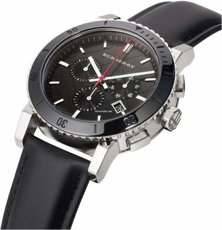Visage cadran Burberry BU9382 dévoile index bâtons argentés, guichet date à 3h et aiguilles centrales chrono