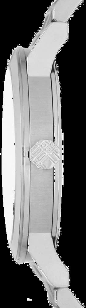 Visage cadran Burberry BU9750 dévoile guichet date 3h, aiguilles dauphine polies, index appliques facettés