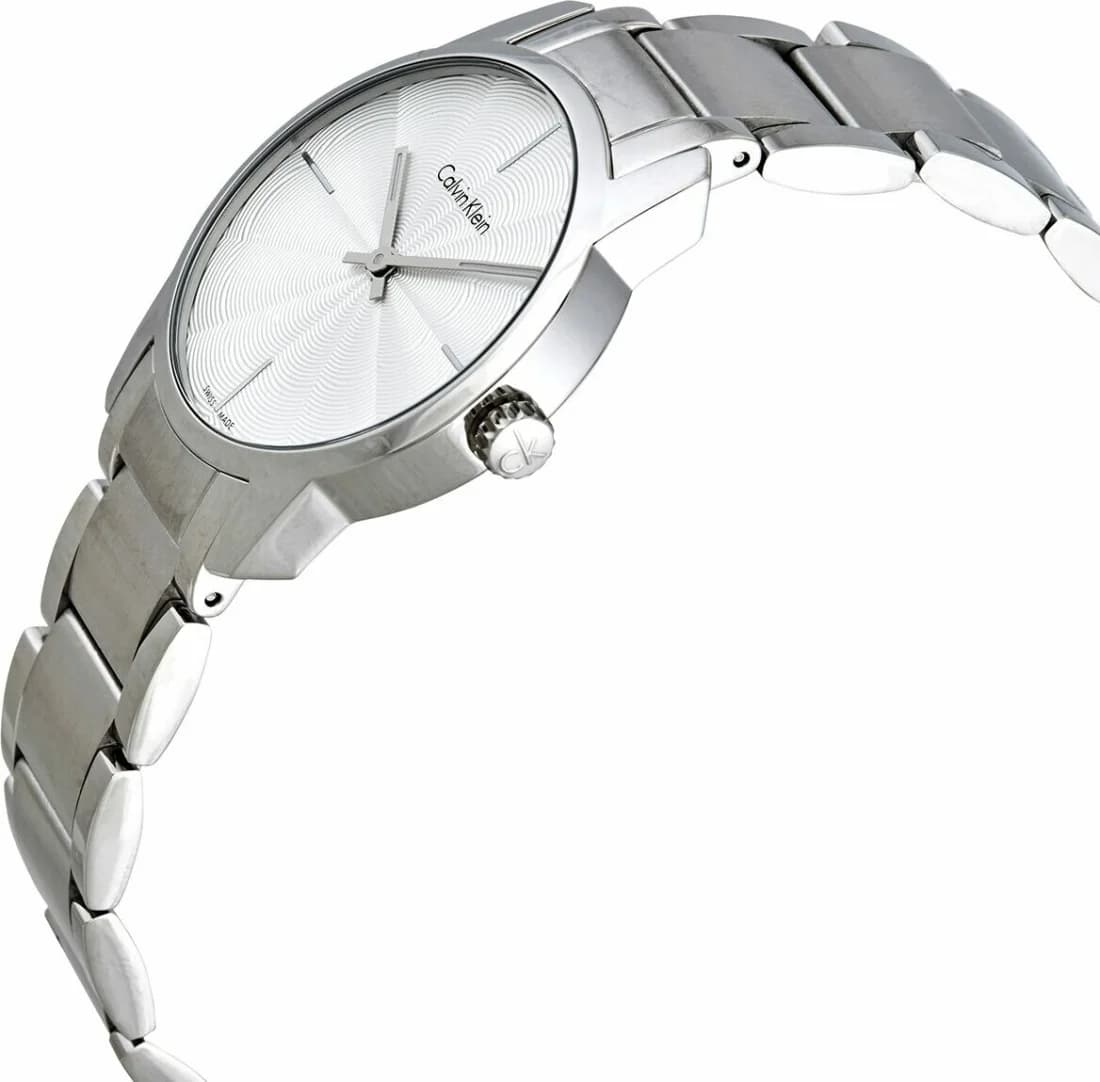 Visage cadran Calvin Klein K2G23146 révèle index bâtons polis et aiguilles facettées, mouvement quartz précis