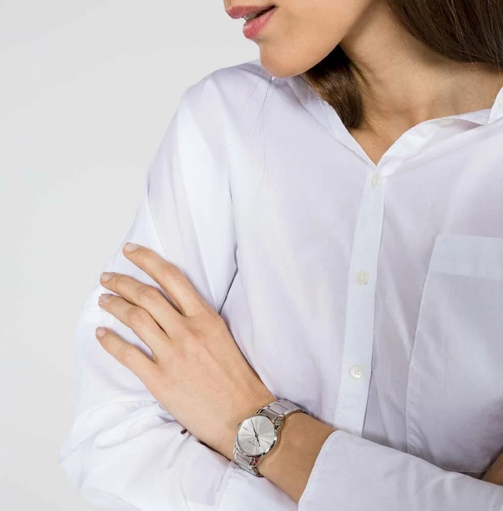 Lunette boîtier Calvin Klein K2G23146 argentée satinée 32mm, verre minéral protégé, profil fin élégant