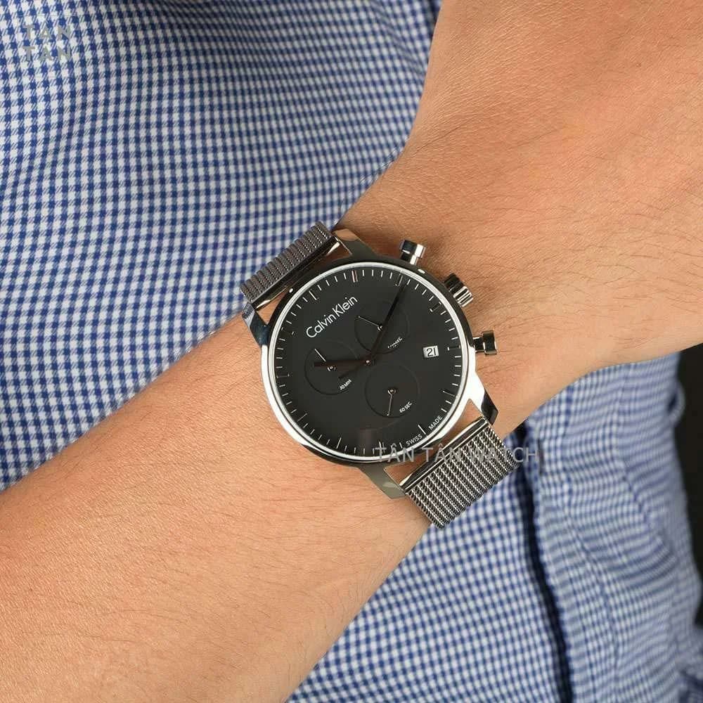 Attache bracelet Calvin Klein K2G27121 en acier inoxydable avec maille milanaise argentée fermée par fermoir déployant à pression