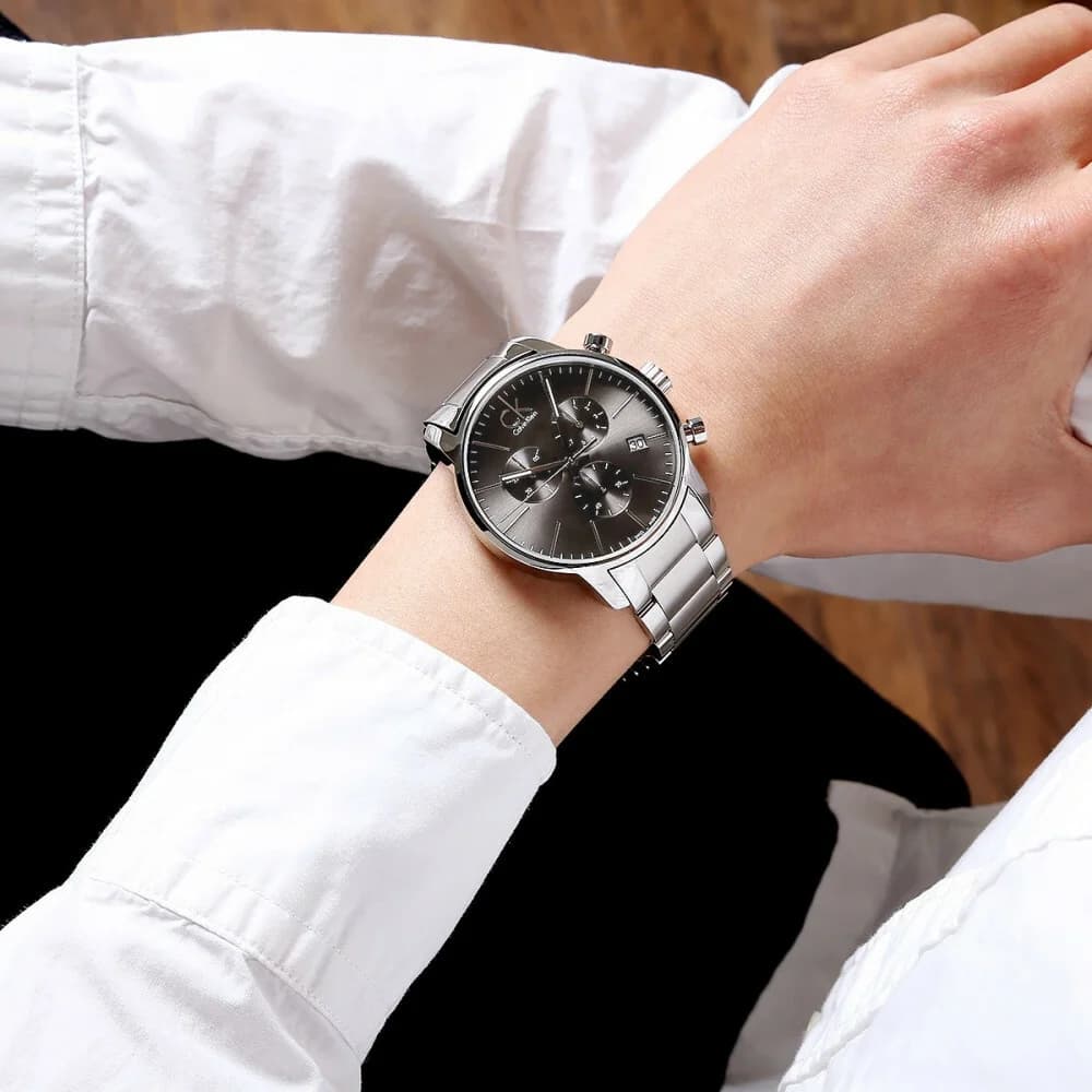 Attache bracelet Calvin Klein K2G27143 en acier inoxydable brossé avec fermoir déployant double sécurité et gravure CK