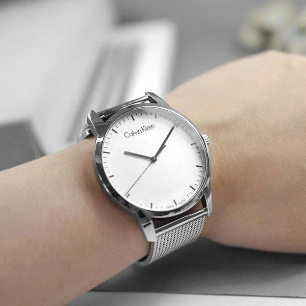 Attache bracelet Calvin Klein K2G2G126 en maille milanaise acier inoxydable et fermoir déployant ajustable
