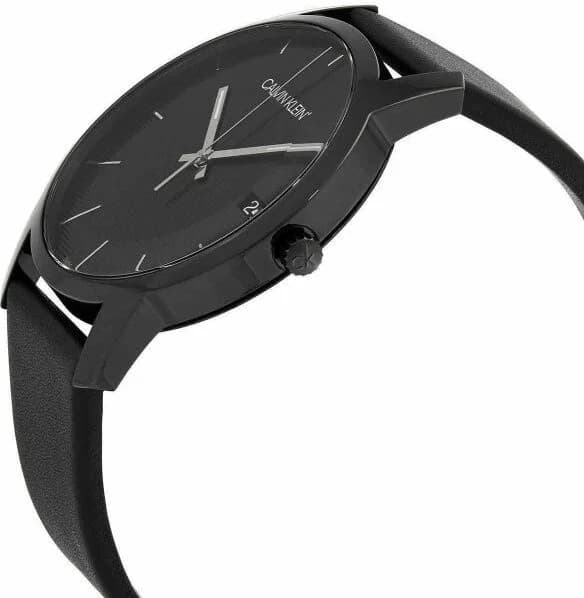 Visage cadran Calvin Klein K2G2G4C1 noir mat avec index appliques et aiguilles dorées, date à 3h