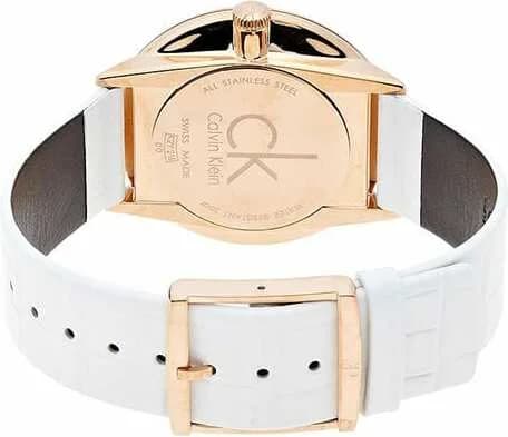 Attache bracelet Calvin Klein K2U296L6 en cuir blanc perforé, boucle déployante en acier inoxydable signée Calvin Klein