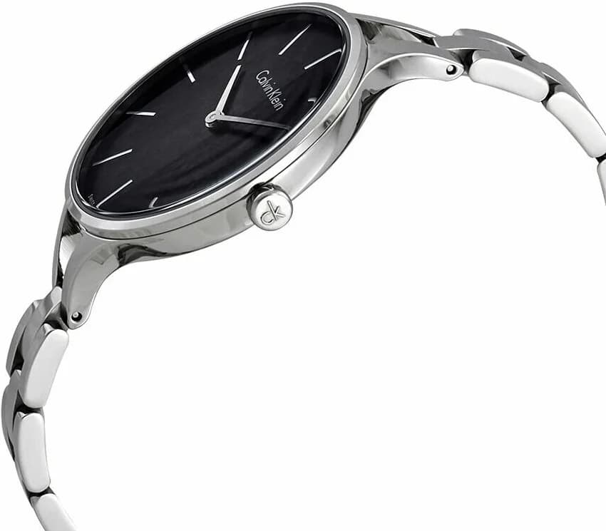 Visage cadran Calvin Klein K7E23141 avec index bâtons polis et aiguilles fines sur fond noir mat