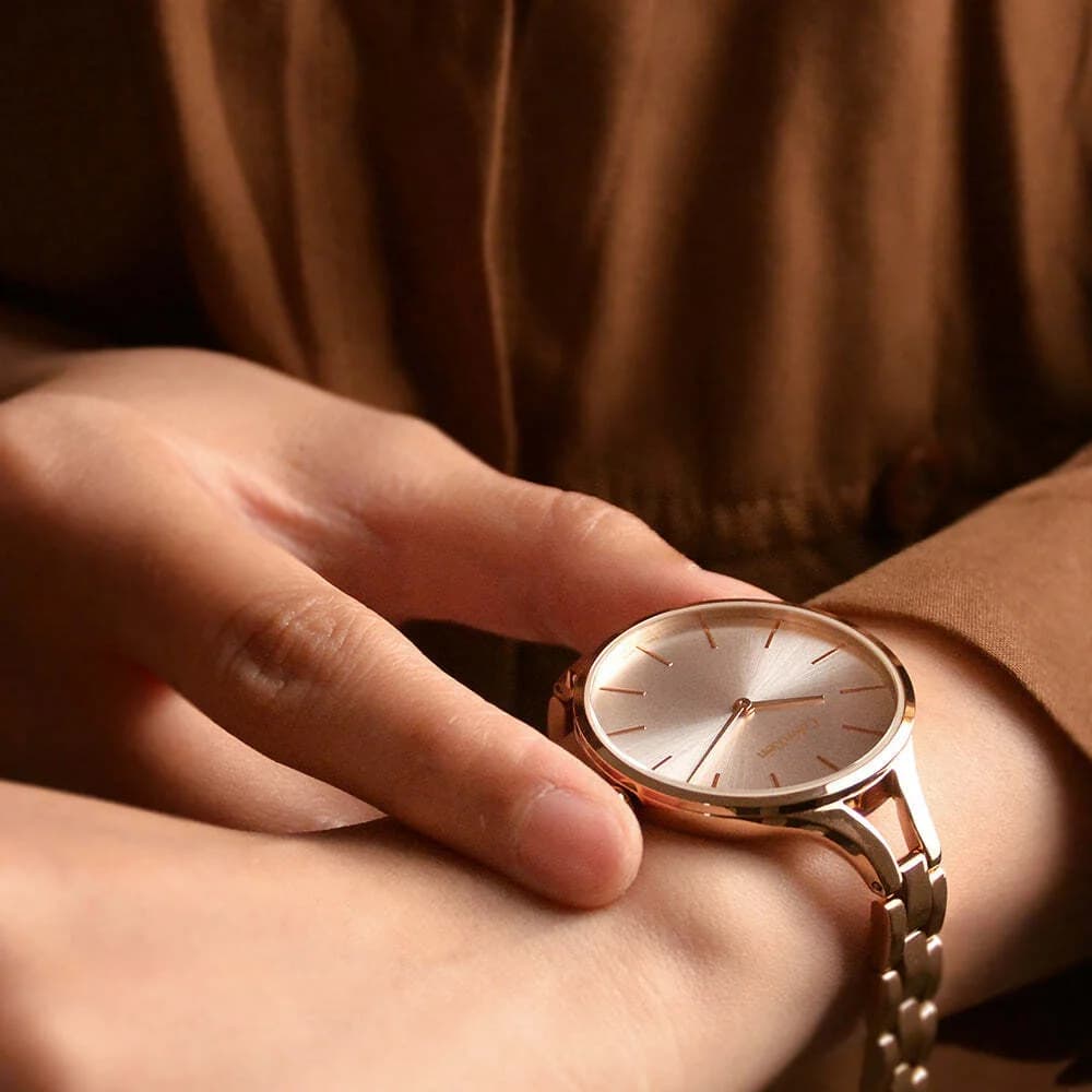 Attache bracelet Calvin Klein K7E23646 en acier or rose à maillons lisses, fermoir déployant signé Calvin Klein