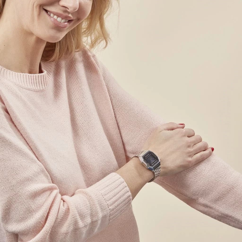 Lunette boîtier Casio A168WEM-1EF en résine chromée, profil fin et ergonomique, résistant aux chocs