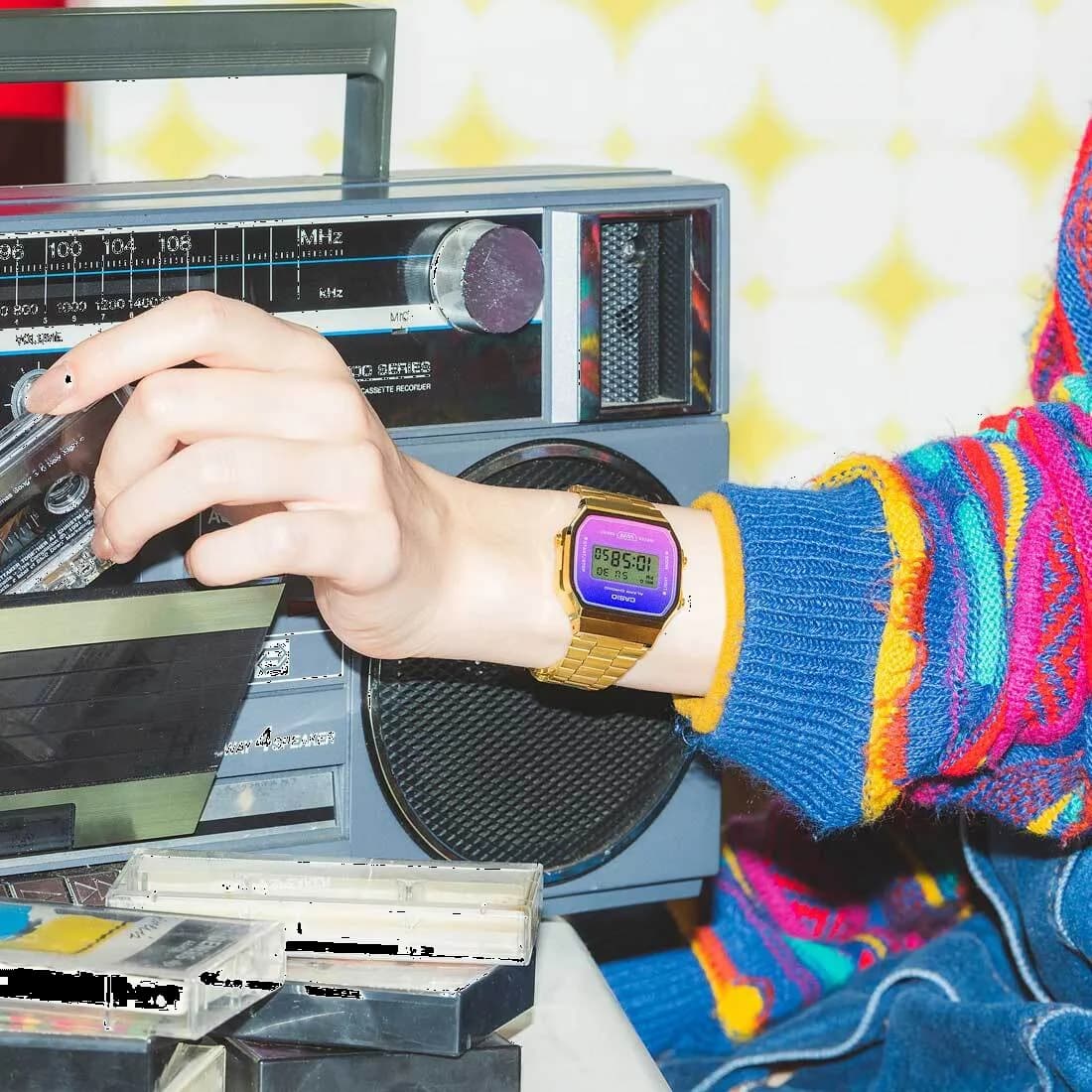 Montre Casio Vintage Digitale A168WERG-2AEF - Boîtier Or et Cadran Dégradé Violet Rose - Unisexe vue 4