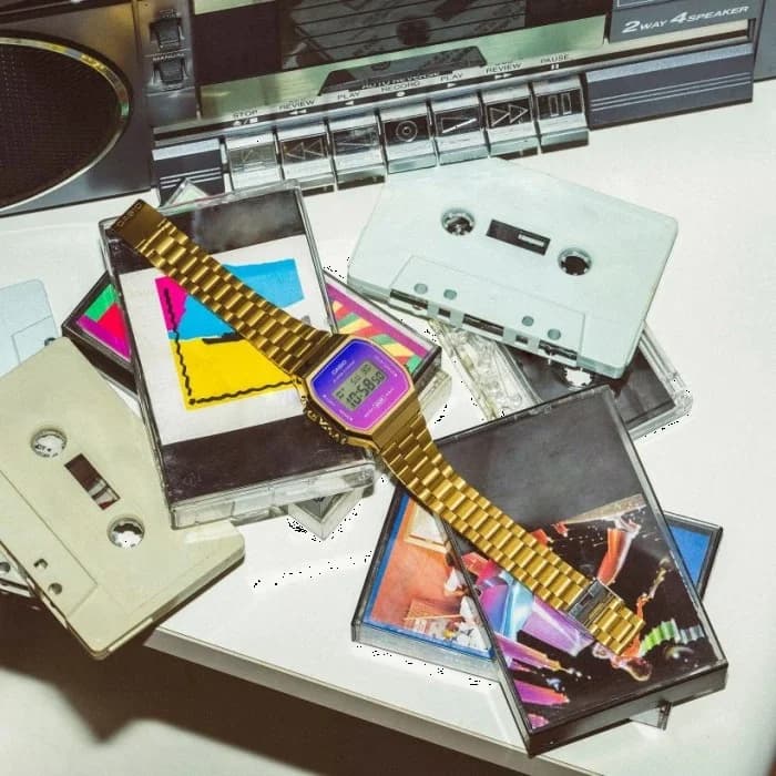 Montre Casio Vintage Digitale A168WERG-2AEF - Boîtier Or et Cadran Dégradé Violet Rose - Unisexe vue 5