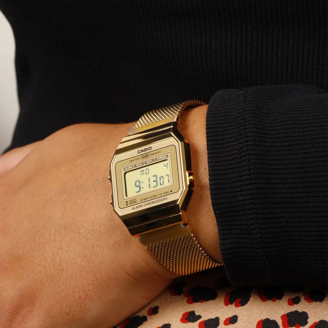 Attache bracelet Casio A700WEMG-9AEF en maille milanaise dorée avec fermoir déployante ajustable, confort et élégance