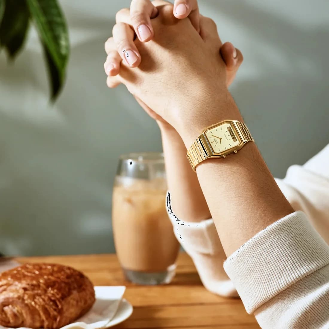 Attache bracelet Casio AQ-230GA-9DMQYES en maille milanaise dorée avec fermoir déployante ajustable et finition polie