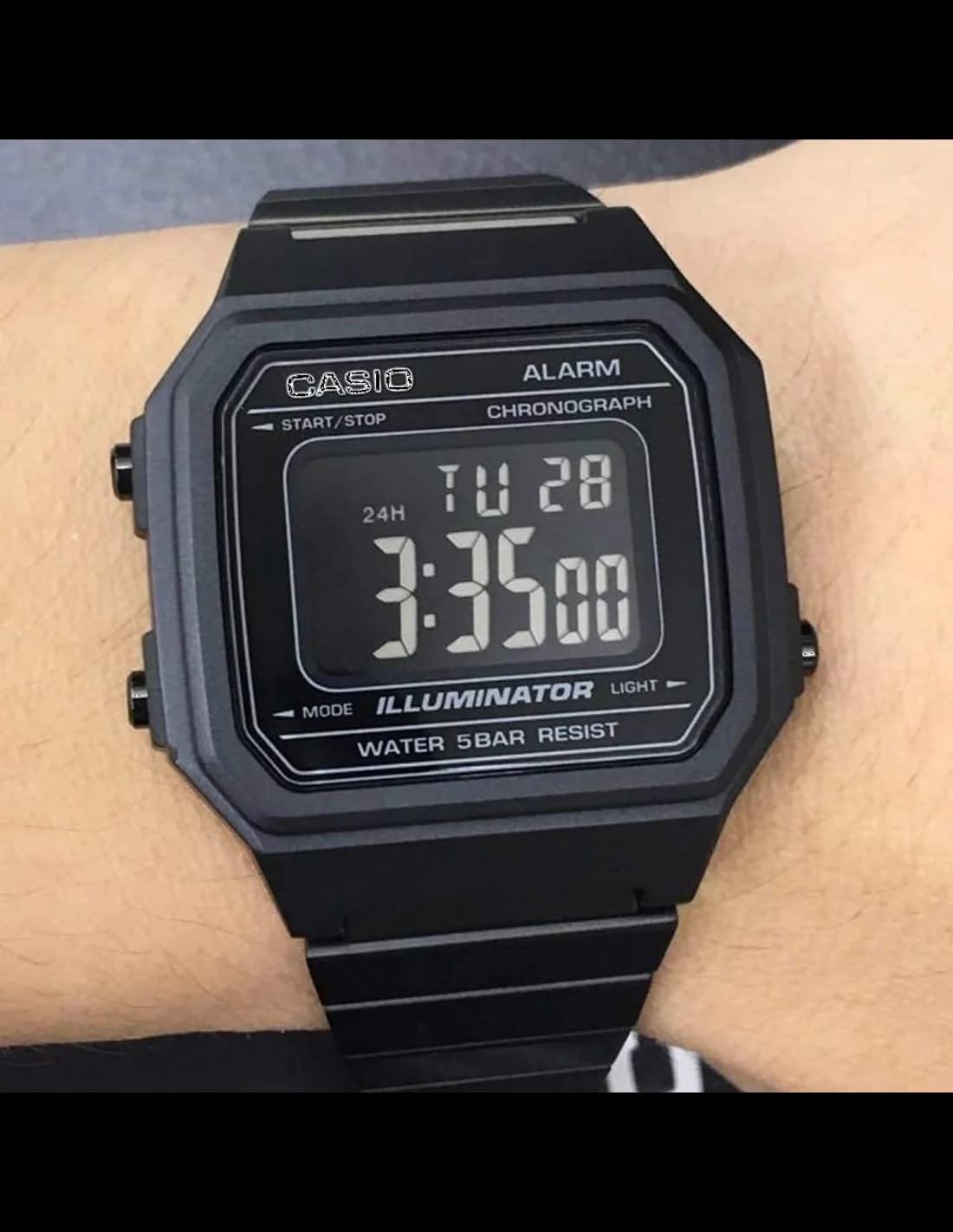 Visage cadran Casio B650WB-1B affiche heures minutes secondes date jour et rétroéclairage LED bleu