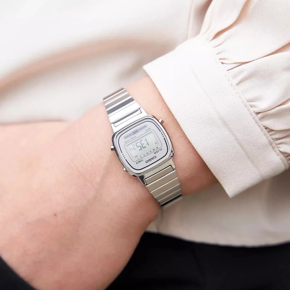Attache bracelet Casio LA670WEA-7EF en acier gris maillé, fermoir déployante sécurisé pour ajustement précis