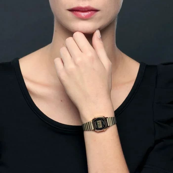 Montre Casio Vintage LA670WEGA-1EF pour Femme, Cadran Carré Noir et Bracelet Doré vue 2