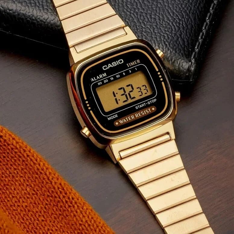 Montre Casio Vintage LA670WEGA-1EF pour Femme, Cadran Carré Noir et Bracelet Doré vue 3