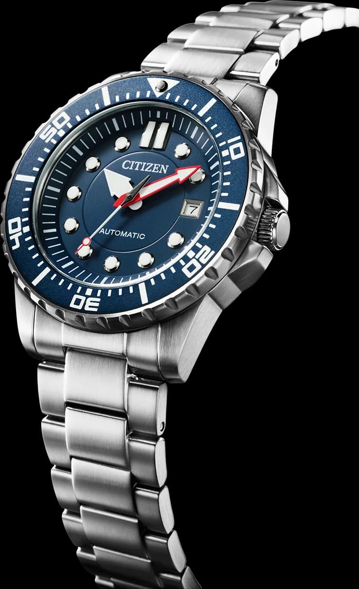 Visage cadran Citizen NJ0121-89L aux index appliques polis, aiguilles luminescentes, guichet date à 3h, contraste bleu-blanc