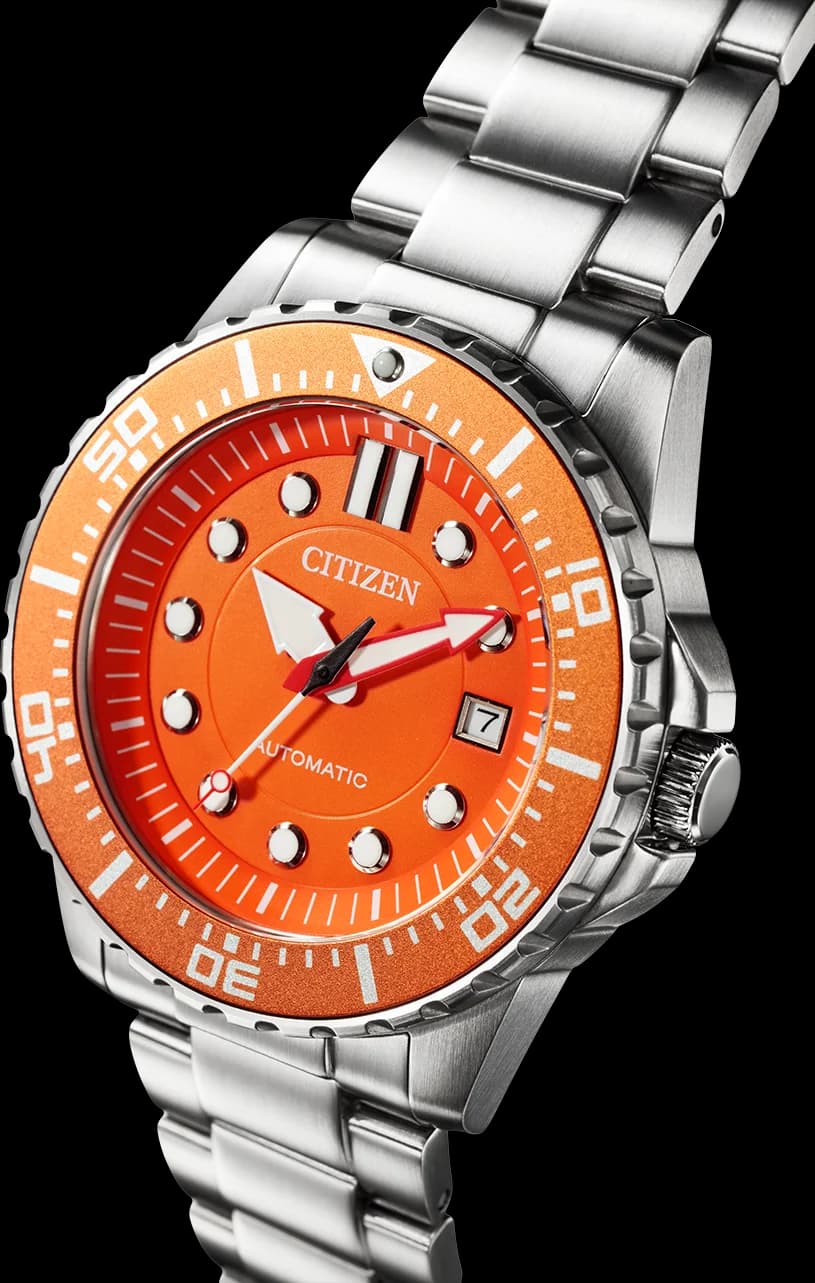 Visage cadran Citizen NJ0128-80X dévoile index bâtons appliqués, aiguilles luminescentes et guichet date à 3h, lisibilité optimale