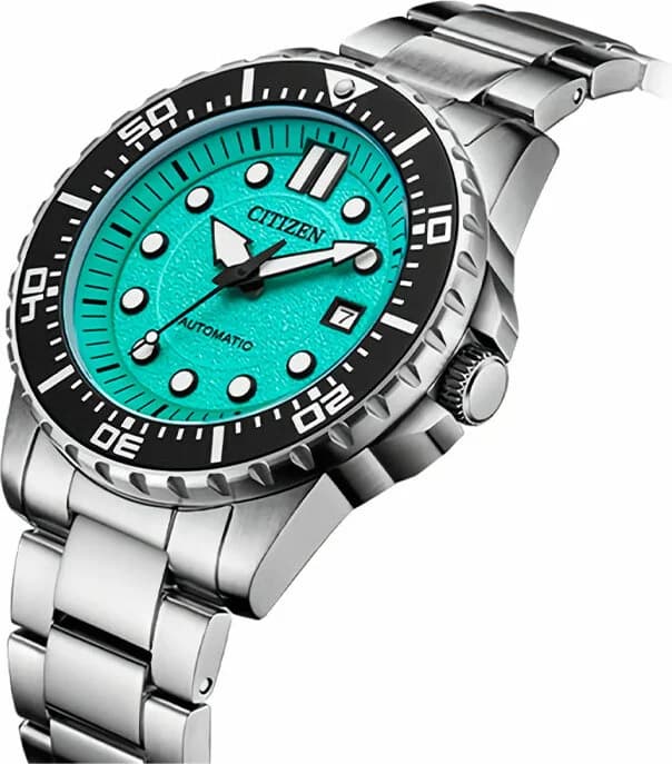 Visage cadran Citizen NJ0170-83X dévoile index bâtons argentés, aiguilles luminescentes, guichet date noir sur fond bleu, échelle minute chemin de fer