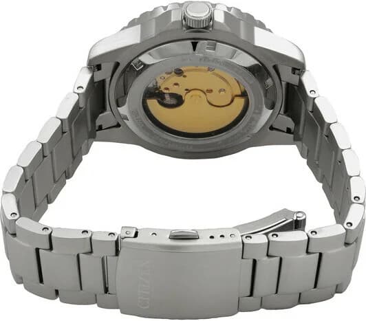 Attache bracelet Citizen NJ0178-81M en acier brossé maillons trois rangées, fermoir déployant triple boutons-poussoirs, sécurisé et ajustable