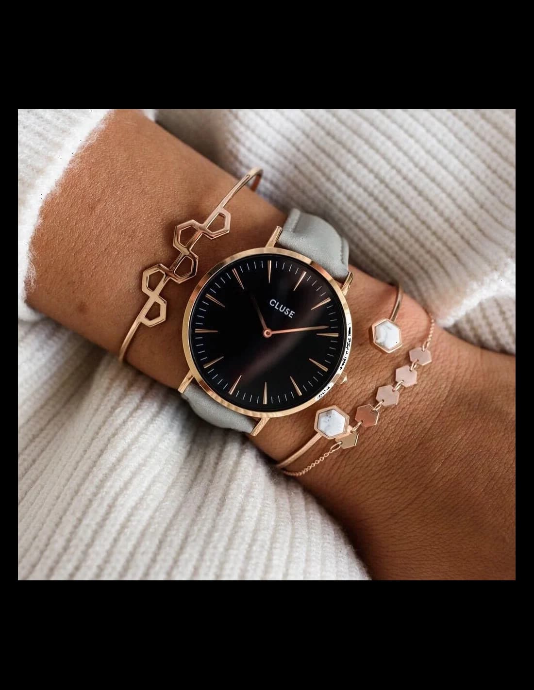 Attache bracelet Cluse CL18018 en cuir gris texturé avec boucle ardillon en acier inoxydable, finition soignée