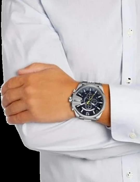 Attache bracelet Diesel DZ4465 en acier inoxydable noir maillé, fermoir déployant double sécurité gravé du logo Diesel