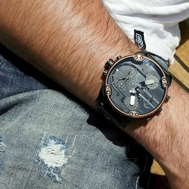 Attache bracelet Diesel DZ7400 cuir noir surpiqué coutures contrastantes fermoir boucle ardillon gravé logo Diesel robuste