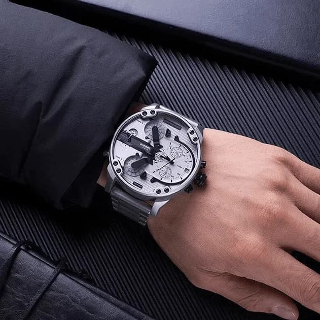 Attache bracelet Diesel DZ7421 en acier noir traité PVD, maillons larges satinés avec fermoir déployant double sécurité à boucle bâton