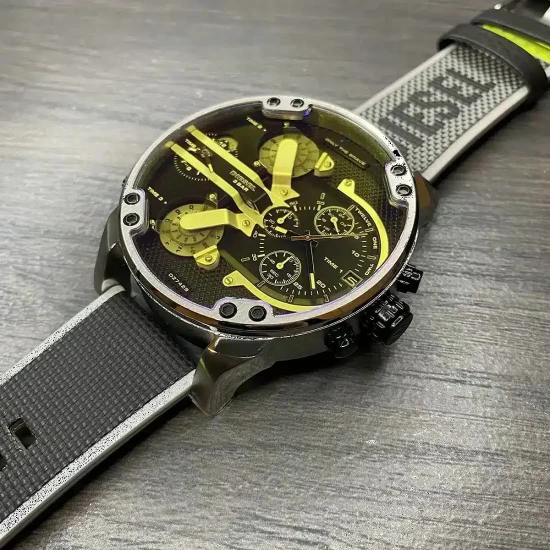 Attache bracelet Diesel DZ7429 en silicone fluo vert avec ardillon gravé logo Diesel et passants renforcés