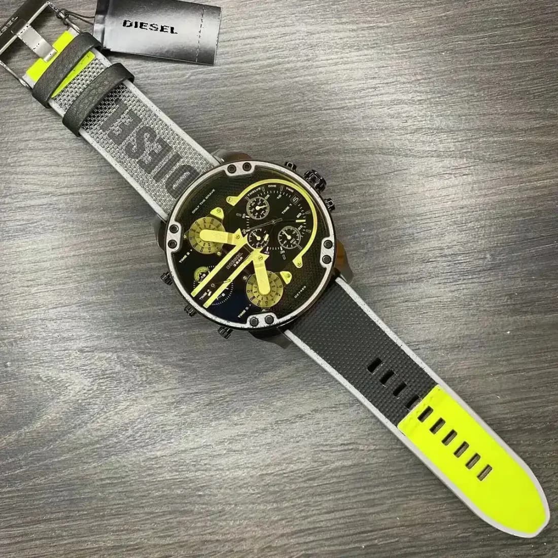 Lunette boîtier Diesel DZ7429 en acier brossé 52mm avec lunette fixe gravée et poussoirs vissés latéraux