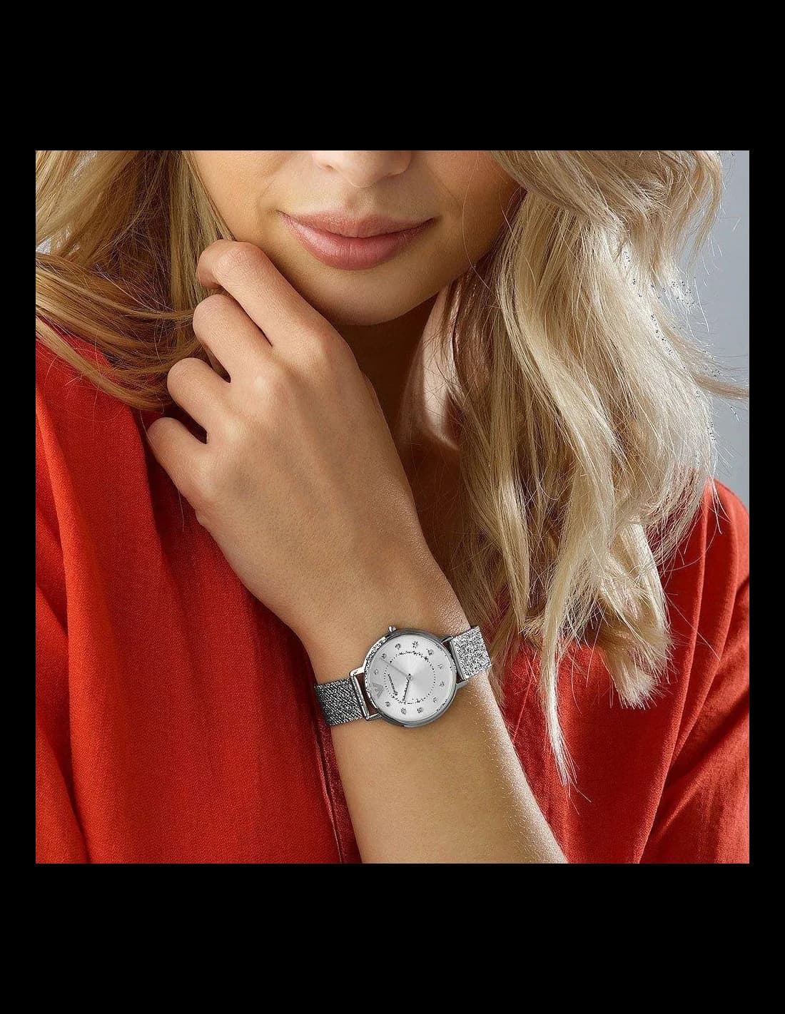 Attache bracelet Emporio Armani AR11128 présente bracelet maille milanaise argentée à mailles fines avec fermoir déployant double bouton-poussoir
