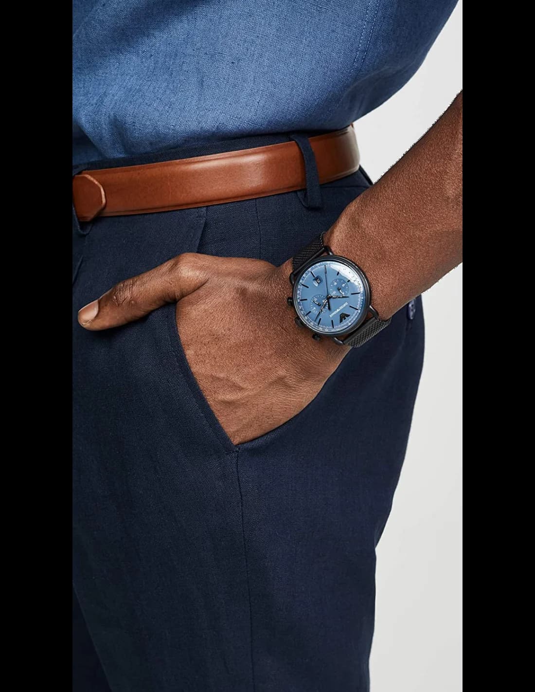 Attache bracelet Emporio Armani AR11201 en maille milanaise noire intégrée, fermoir déployant signé et maillons ajustables