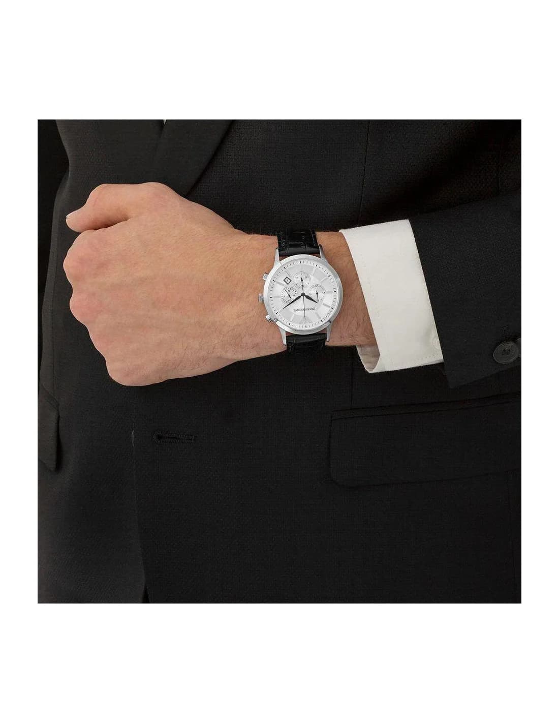 Attache bracelet Emporio Armani AR2432 en cuir noir grainé avec coutures ton sur ton et fermoir déployant triple boucle signé Emporio Armani