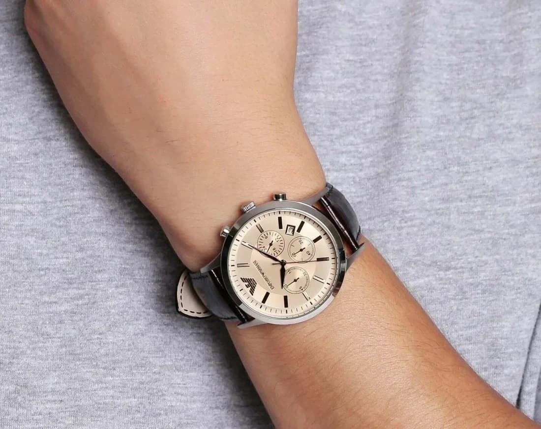 Attache bracelet Emporio Armani AR2433 en cuir marron cousu, boucle ardillon signée en acier inoxydable