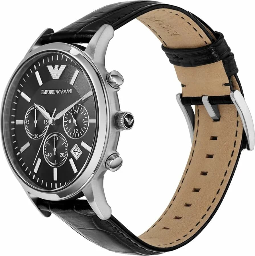 Visage cadran Emporio Armani AR2447 dévoile trois compteurs chronographe, guichet date à 4h30, aiguilles luminescentes sur fond noir
