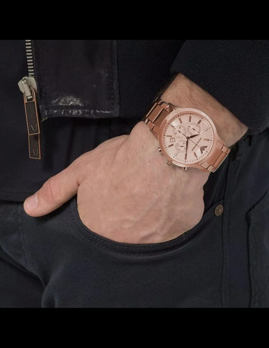 Visage cadran Emporio Armani AR2452 dévoile compteurs chronographe blancs sur fond noir soleillé et aiguilles dauphine polies